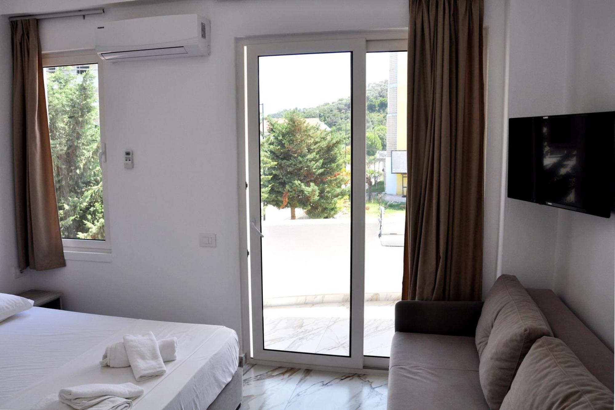 Star & Restaurant * Golem (Tirana)